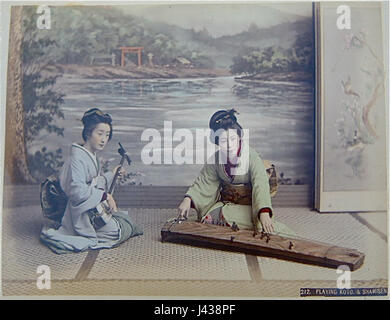 Kusakabe Kimbei era un famoso fotografo giapponese tra la fine del XIX e l'inizio del XX secolo, noto per le sue fotografie del Giappone, tra cui la serie Koto, che catturava aspetti della cultura e dei paesaggi giapponesi. Foto Stock