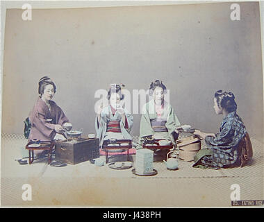 Questo titolo si riferisce a una fotografia o un'opera d'arte di Kusakabe Kimbei, un famoso fotografo giapponese del periodo Meiji. Il soggetto della fotografia è una persona che mangia riso, mostrando un momento di vita quotidiana durante quell'epoca. Foto Stock