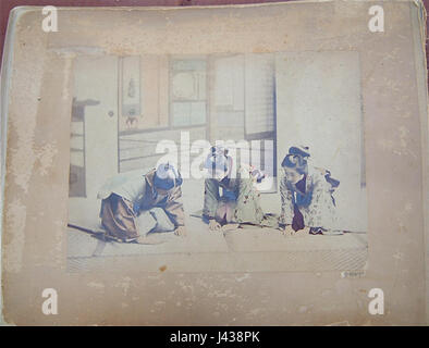 Kusakabe Kimbei era un famoso fotografo giapponese, noto per le sue fotografie che documentano cerimonie ed eventi giapponesi tradizionali alla fine del XIX secolo. Foto Stock