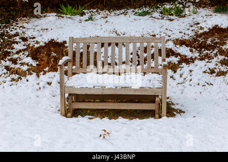 Panchina da giardino coperto di fresco di neve caduti panchina coperta di neve Foto Stock