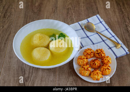 Delizioso pane azzimo zuppa a sfera artigianale israelil sani Foto Stock