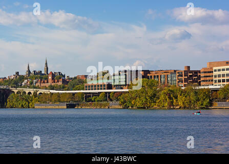 Il kayak sul fiume Potomac lungo il Parco di Georgetown waterfront. Inizio autunno nel quartiere di Georgetown, a Washington DC, Stati Uniti d'America. Foto Stock