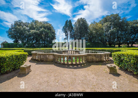 Vignanello, Italia - Il Castello Ruspoli nel centro storico del piccolo borgo medievale della Tuscia. Questa nobile residenza dispone di un meraviglioso giardino Foto Stock