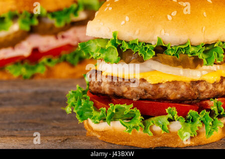 Primo piano di una casa fatta hamburger su sfondo di legno cheeseburger cheese burger Foto Stock