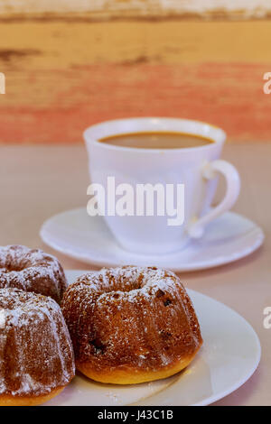 Caffè Cappuccino e Cioccolato dolce torta Toffee. Una tazza di latte, cappuccino o caffè espresso con latte mettere su una tavola di legno con la tostatura scura coff Foto Stock