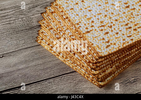 Tradizionale ebraica matzo kosher per Pasqua macro su un tavolo di legno. Foto Stock