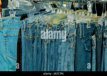 Primo piano della blue jeans in un negozio di vendita di mercato jeans Foto Stock