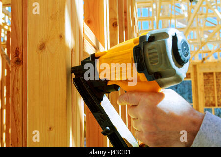 Il framing imprenditore lavoratore lavorando su una piccola parete su un nuovo commerciale sviluppo residenziale nuovo edificio home, inchiodare l'aria Foto Stock