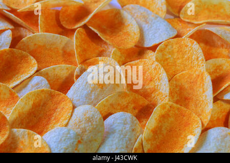 Close up potato chips su legno vista superiore dello sfondo. Foto Stock