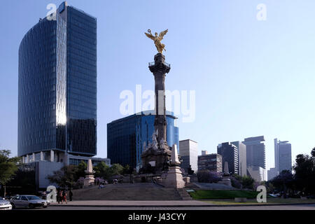 L'Angelo dell'indipendenza, più comunemente noto come El Angel e ufficialmente conosciuta come Monumento a la Independencia su una rotatoria sulla grande arteria di Paseo de la Reforma nel centro cittadino di Città del Messico, capitale del Messico Foto Stock