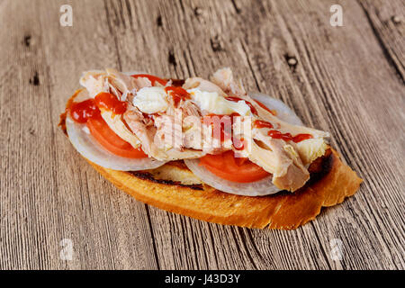 Affettato casseruola di pollo e verdure fresche sulla tavola di close-up. orizzontale, stile rustico Foto Stock