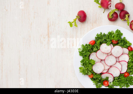 Freschi Fatti in casa ravanelli insalata di verdure sul tavolo. Close-up. Foto Stock