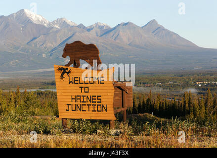 Cartello di benvenuto per la città di Haines Junction, Yukon Territory Canada Foto Stock