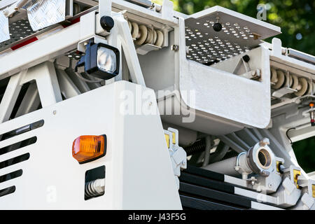 Scaletta idraulica del motore fire. closeup dettagli di rescue camion dei pompieri. Foto Stock