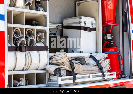 Manichette da incendio e altre attrezzature di estinzione incendi a bordo di un motore Fire Foto Stock