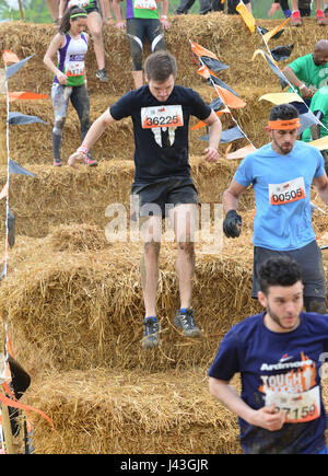 Robusto Mudder lancia nuove di zecca eventi a Henley on Thames,dura Mudder è un 12 mile (18-20 km) ostacolo corso destinato a test fisici e mentali forza 6 maggio 2017 foto da Brian Jordan Foto Stock