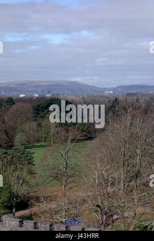 Vista guardando attraverso Bute Park verso la montagna di Garth da Cardiff Castle Keep, Cardiff, Galles. Foto Stock