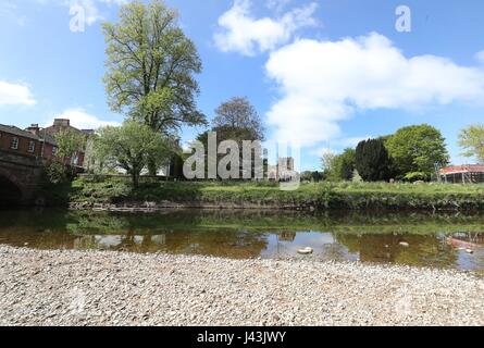 Una vista generale del fiume Eden in Cumbria visualizzazione livello basso di acqua, come le paure sono in crescita per una siccità estiva in seguito ad uno degli inverni più secchi negli ultimi due decenni. Foto Stock