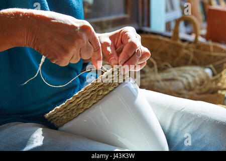 Sparto halfah erba Artigiano Mestieri mani lavorando Foto Stock