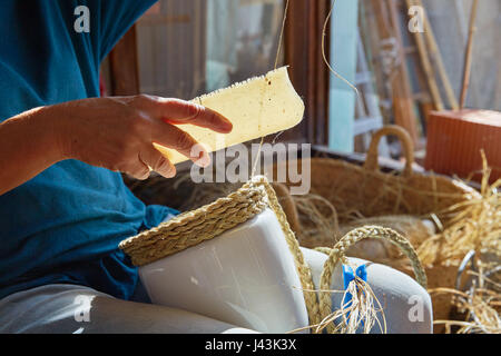 Sparto halfah erba Artigiano Mestieri mani lavorando Foto Stock