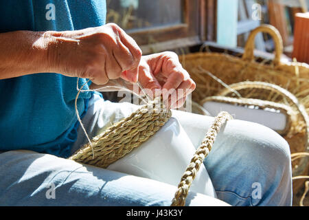 Sparto halfah erba Artigiano Mestieri mani lavorando Foto Stock