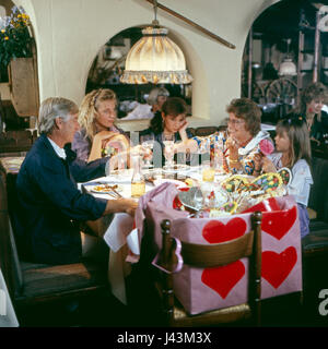 Die glückliche Familie, Familienserie, Deutschland 1987 - 1991, Darsteller: (v. l.) Siegfried Rauch, Maria Furtwängler, Julia Heinemann, Maria Schell, Susanna Wellenbrink Foto Stock