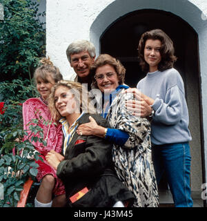 Die glückliche Familie, Familienserie, Deutschland 1987 - 1991, Darsteller: (v. l.) Susanna Wellenbrink, Maria Furtwängler, Siegfried Rauch, Maria Schell, Julia Heinemann Foto Stock