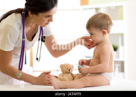 Medico pediatra controllo ragazzo del collo Foto Stock