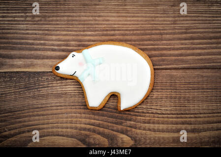 Natale in casa gingerbread cookie nella forma di portare sul tavolo di legno Foto Stock