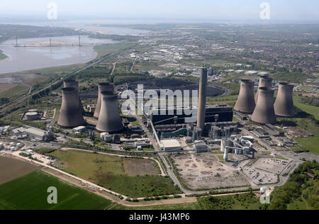 Vista aerea di Fiddlers Ferry power station & ponti di Runcorn, Regno Unito Foto Stock