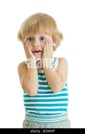 Funny kid ragazzo con le mani vicino alla faccia isolati su sfondo bianco Foto Stock