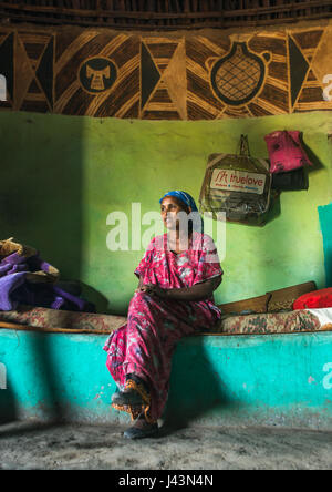 Donna etiope dentro il suo tradizionale e dipinto e decorate casa, Kembata, Alaba Kuito, Etiopia Foto Stock