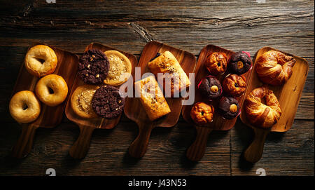 La pasticceria in una fila Croissant Cookie di muffin bagel e pasticceria napoletana Foto Stock