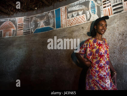 Donna etiope dentro il suo tradizionale e dipinto e decorate casa, Kembata, Alaba Kuito, Etiopia Foto Stock