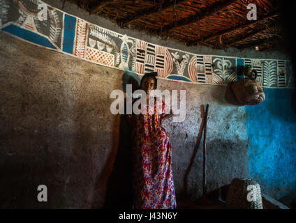 Donna etiope dentro il suo tradizionale e dipinto e decorate casa, Kembata, Alaba Kuito, Etiopia Foto Stock