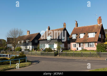 Case in una strada a Thorpeness Suffolk REGNO UNITO Foto Stock