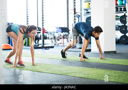 Guide di scorrimento in palestra preparato per una intensa sessione di allenamento. Foto Stock