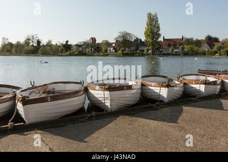 In legno barche a remi ormeggiate nel sole di sera al Meare Thorpeness Suffolk REGNO UNITO Foto Stock