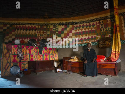 Musulmano etiopico uomo dentro il suo tradizionale dipinto e decorate casa, Kembata, Alaba Kuito, Etiopia Foto Stock