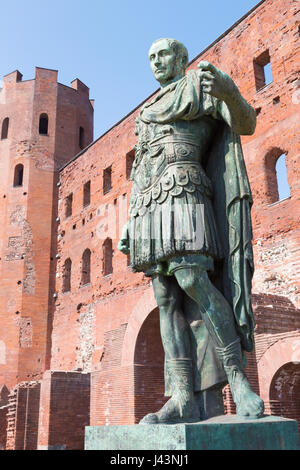 Torino - La statua di Cesare e la Porta Palatina. Foto Stock