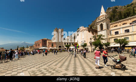 TAORMINA Italia - 7 Maggio 2017: la piazza principale piena di turisti in attesa della grande G7 evento. Foto Stock