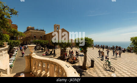 TAORMINA Italia - 7 Maggio 2017: la piazza principale piena di turisti in attesa per il 2017 Vertice G7 Foto Stock