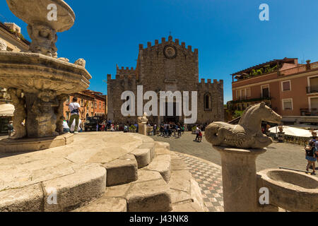 TAORMINA Italia - 7 Maggio 2017: l'antica Basilica di Taormina è sorvegliato dai soldati in attesa per il 2017 Vertice G7. Foto Stock