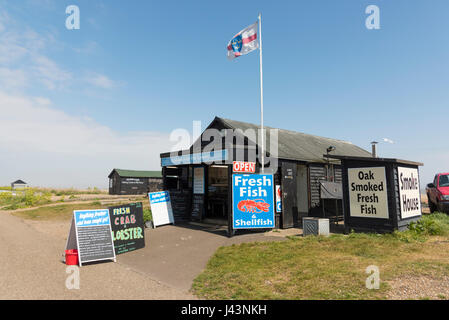 L'Aldeburgh Pesce Fresco Company shop o un capannone sulla spiaggia di Aldeburgh Suffolk REGNO UNITO Foto Stock