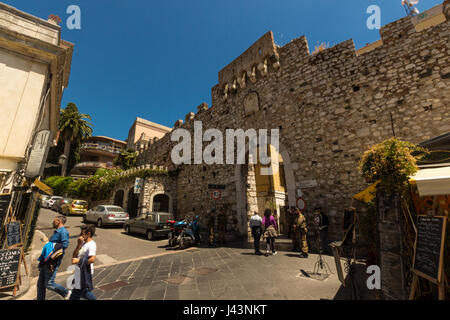 TAORMINA Italia - 7 Maggio 2017: antico passaggio romano custodito dai soldati in attesa per il 2017 Vertice G7. Foto Stock