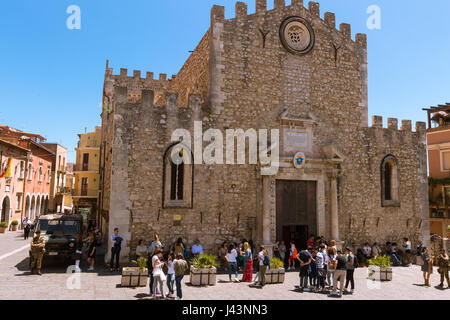 TAORMINA Italia - 7 Maggio 2017: l'antica Basilica di Taormina è sorvegliato dai soldati in attesa per il 2017 Vertice G7. Foto Stock