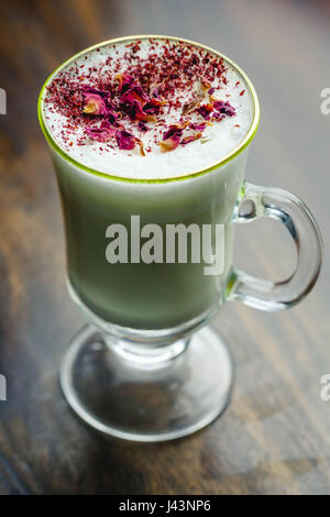 Rose tè verde Matcha latte Foto Stock