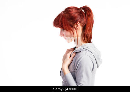 Attraente giovane donna fitness in felpa grigio. Studio shot. Foto Stock