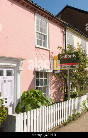 Una casa in vendita in Aldeburgh East Anglia Suffolk Regno Unito con un per la vendita al di fuori della scheda Foto Stock