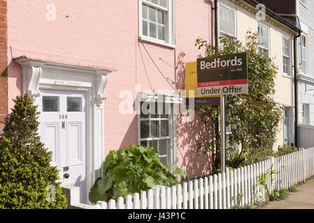 Una casa in vendita in Aldeburgh East Anglia Suffolk Regno Unito con un per la vendita al di fuori della scheda Foto Stock